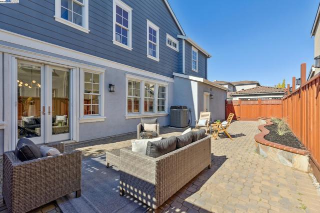 5 Cornelius Sq, Alameda CA: https://media.crmls.org/mediaz/2a63e43e-2304-4427-adab-0390ad1b8a28.jpg