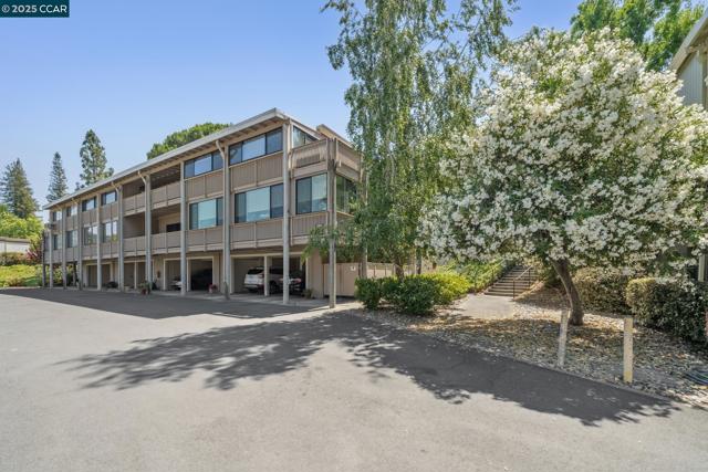 1150 Canyonwood Court, Walnut Creek CA: https://media.crmls.org/mediaz/2a64269b-cbf6-4233-84de-be544f6225c9.jpg