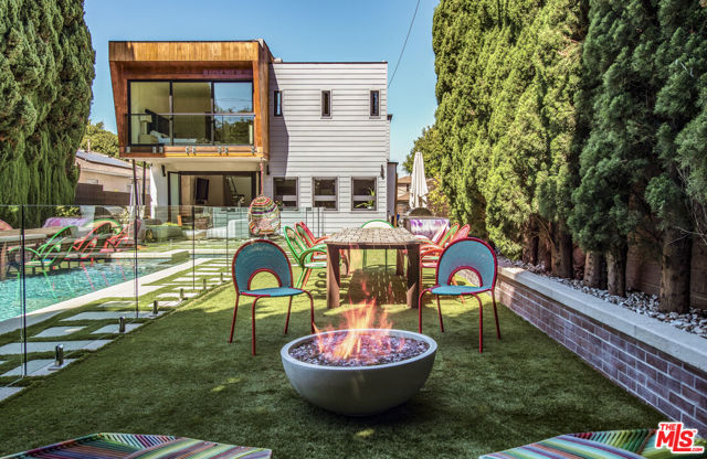 2656 32nd Street, Santa Monica CA: https://media.crmls.org/mediaz/2a64ca40-f3b1-4fe5-88f5-bf0c0ff496d3.jpg