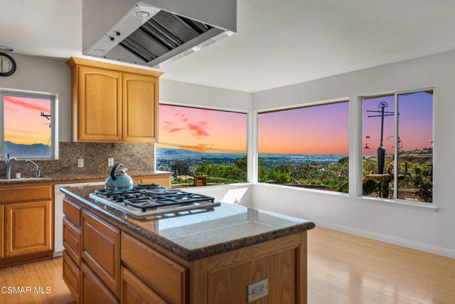 1140 San Clemente Way, Camarillo CA: https://media.crmls.org/mediaz/2a650d4b-b915-4558-90e5-066aab92fc10.jpg