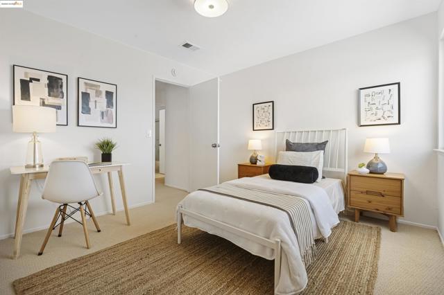 160 Manzanita Pl, Hercules CA: https://media.crmls.org/mediaz/2a667642-e9aa-4a0c-ba9b-dd68b9ea106b.jpg