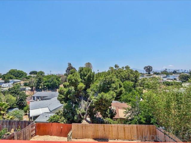 1277 Glencoe Dr, San Diego CA: https://media.crmls.org/mediaz/2a66d2ca-da39-46b9-9bad-cfebf97c07c8.jpg