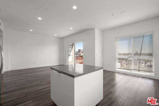 1215 S Bedford Avenue, Los Angeles CA: https://media.crmls.org/mediaz/2a671c27-3ada-4944-8ad3-562e3c577f94.jpg