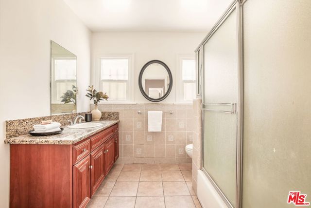 842 S Sycamore Avenue, Los Angeles CA: https://media.crmls.org/mediaz/2a67f739-a36f-48ef-82aa-b2d2ea96da0e.jpg
