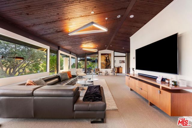 2718 Claray Drive, Los Angeles CA: https://media.crmls.org/mediaz/2a685181-8467-41c0-91bc-e47cb20bfb8f.jpg