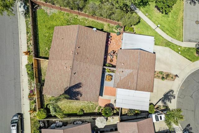 545 Shady Brook Pl, Escondido CA: https://media.crmls.org/mediaz/2a68e590-7695-43df-bbb3-08ee6d9dad55.jpg