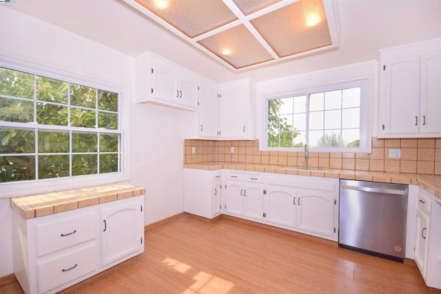 22813 2Nd St, Hayward CA: https://media.crmls.org/mediaz/2a694d9d-dc8b-49b9-9ca6-ffa357850bb0.jpg