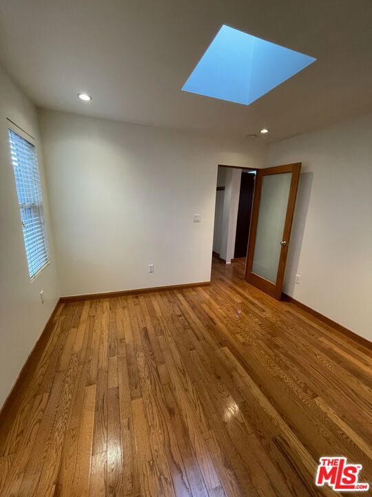 926 California Avenue, Venice CA: https://media.crmls.org/mediaz/2a697050-fde3-48d7-888c-d9cc9313c40e.jpg