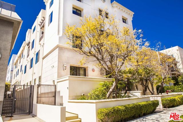11649 Mayfield Avenue, Los Angeles CA: https://media.crmls.org/mediaz/2a69a89a-4dde-4bfb-83c0-63da133d32b7.jpg