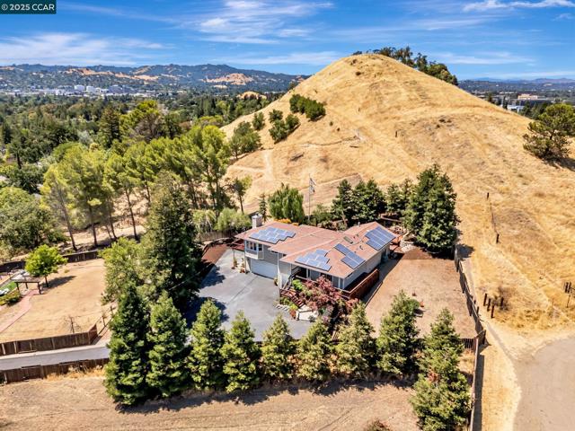 631 La Vista Rd, Walnut Creek CA: https://media.crmls.org/mediaz/2a69f3b2-3bfd-4a43-b9aa-47298ef721ba.jpg