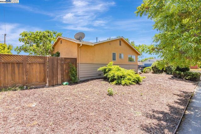 40122 Besco Dr, Fremont CA: https://media.crmls.org/mediaz/2a69f604-a34b-423d-9344-d4e215b36ef5.jpg