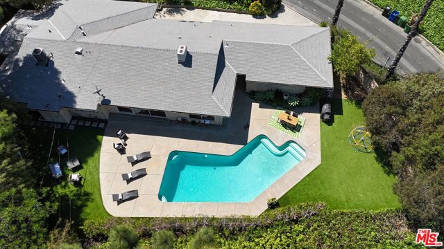 4450 Coronet Drive, Encino CA: https://media.crmls.org/mediaz/2a6a53b1-9156-4df2-8a38-5563e2852a77.jpg