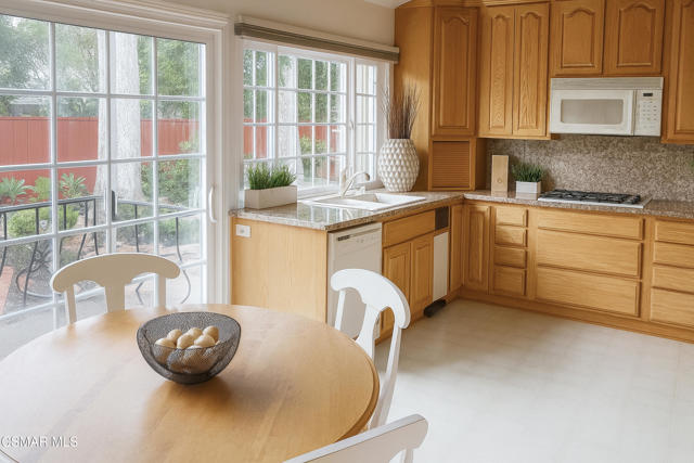 1694 Margate Place, Westlake Village CA: https://media.crmls.org/mediaz/2a6bcbfd-ff14-4b37-9111-3b4422066354.jpg