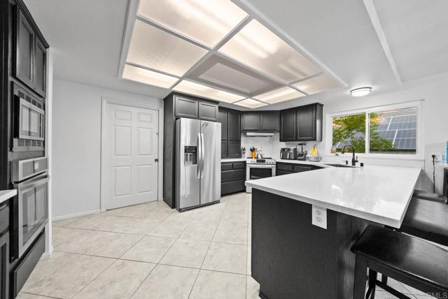 15425 Vista Vicente Dr, San Diego CA: https://media.crmls.org/mediaz/2a6c05f8-78e7-4957-b947-3673116712d7.jpg