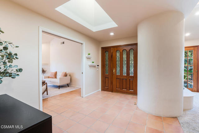 356 Laguna Terrace, Simi Valley CA: https://media.crmls.org/mediaz/2a6ccf43-b50c-4a6b-bf3f-6d3a9caa6907.jpg
