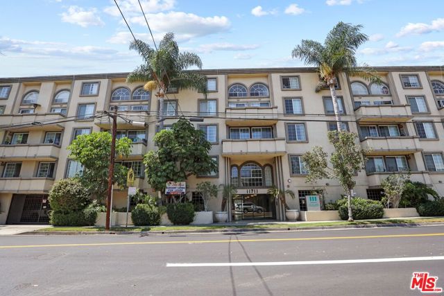11711 Ohio Avenue, Los Angeles CA: https://media.crmls.org/mediaz/2a6cdf75-f0eb-4ec4-be26-dc55cdf78e51.jpg