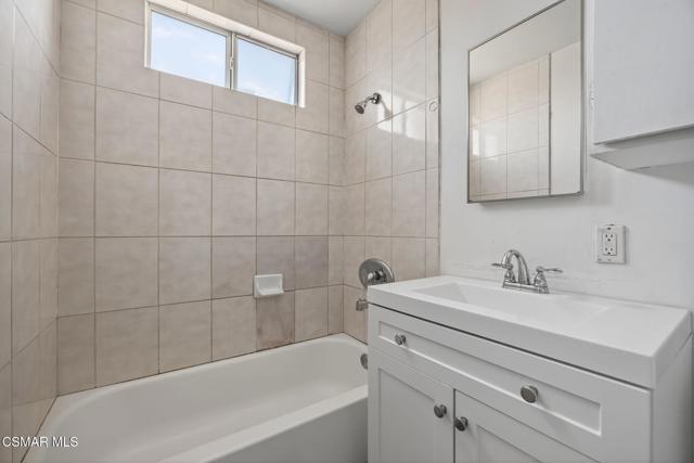 342 E Hemlock Street, Oxnard CA: https://media.crmls.org/mediaz/2a6d79d5-8e24-4ac4-84ef-b27630e524d5.jpg
