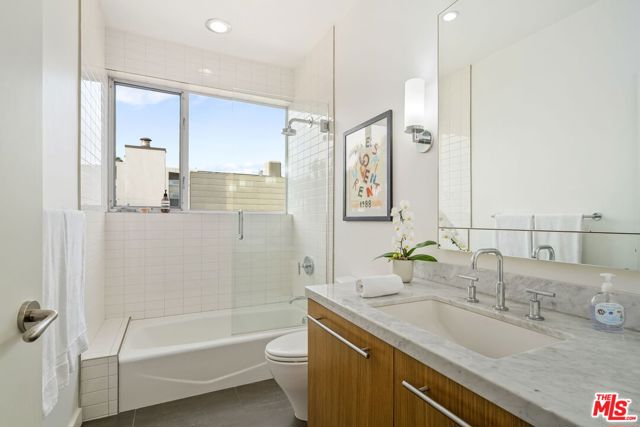 714 California Avenue, Venice CA: https://media.crmls.org/mediaz/2a6dbc23-68b2-4d72-beec-fe4d0c4442a6.jpg