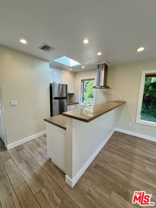 10740 Aqua Vista Street, Studio City CA: https://media.crmls.org/mediaz/2a6e87aa-15de-435c-936f-b0e0085706f8.jpg