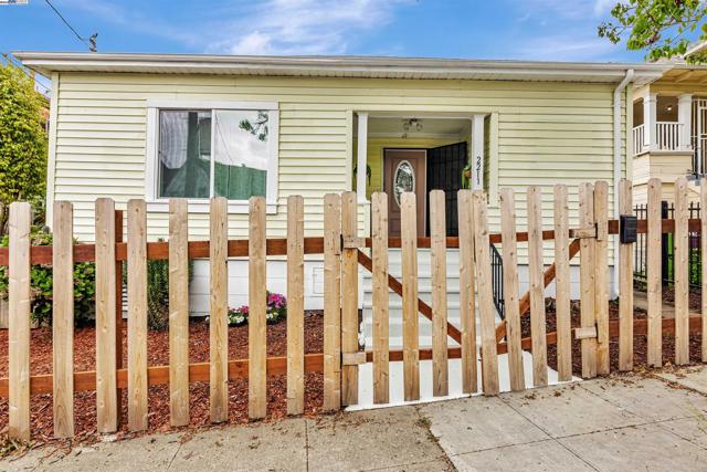 2211 24Th Ave, Oakland CA: https://media.crmls.org/mediaz/2a6eeecf-463a-45a3-abd2-a2472b596a3f.jpg