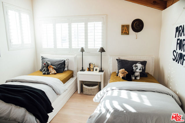 2880 Searidge Street, Malibu CA: https://media.crmls.org/mediaz/2a6f8911-43bd-488c-aa0b-eabeb1a9057f.jpg
