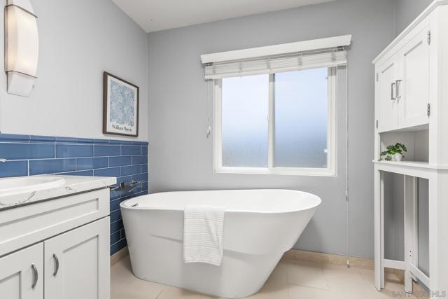 5188 Weymouth Way, Oceanside CA: https://media.crmls.org/mediaz/2a6f99c3-205e-4f50-9ad0-dc4451e90976.jpg
