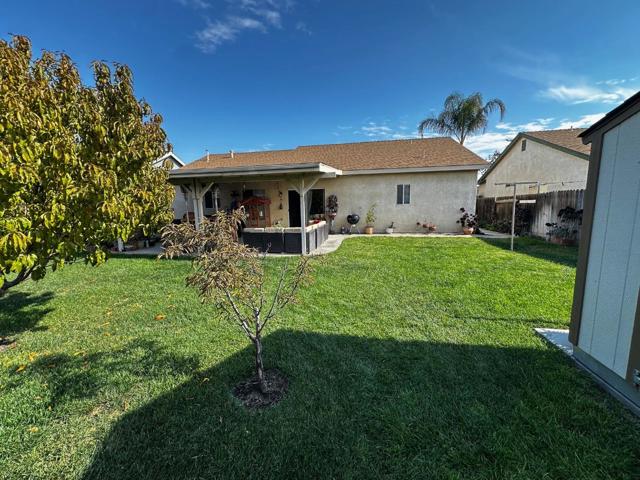 831 El Pinal Lane, Los Banos CA: https://media.crmls.org/mediaz/2a70f6a2-b592-4785-b32a-48af8c04d739.jpg