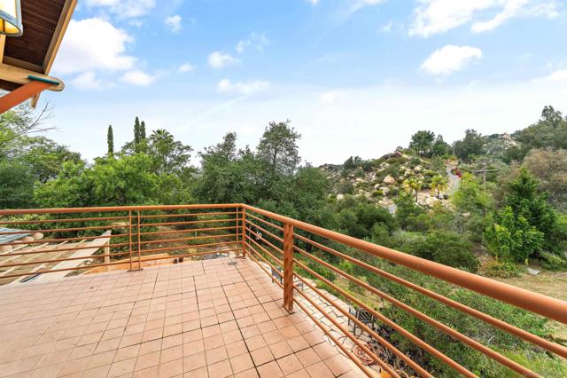 6132 Rainbow Heights Rd, Fallbrook CA: https://media.crmls.org/mediaz/2a71cb81-8076-41c4-9dcb-5d0232398268.jpg