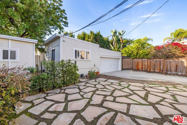 2941 Motor Avenue, Los Angeles CA: https://media.crmls.org/mediaz/2a71d9a7-2176-4852-bce5-d57c9ac3df3d.jpg