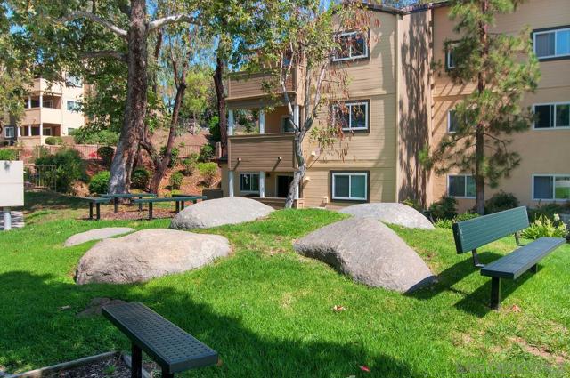 5037 Los Morros Way, Oceanside CA: https://media.crmls.org/mediaz/2a7268ff-6885-4395-8942-dcd6faf3045a.jpg