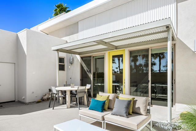 970 Oceo S Circle, Palm Springs CA: https://media.crmls.org/mediaz/2a761443-b401-4913-94a9-d241915ac25f.jpg