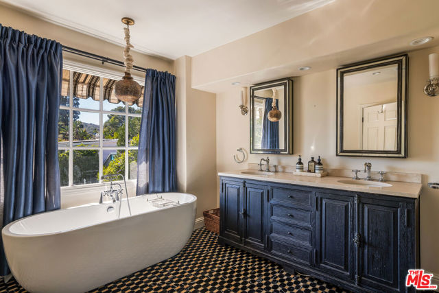 2770 La Castana Drive, Los Angeles CA: https://media.crmls.org/mediaz/2a76324c-6b37-478c-a1ba-f9d767dbbedc.jpg