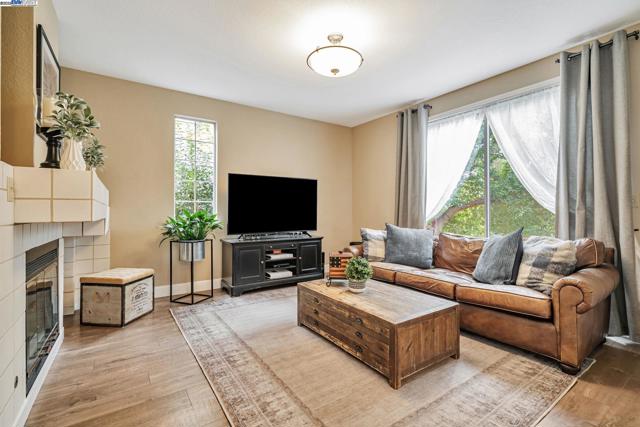 47 Summer Hill Court, Danville CA: https://media.crmls.org/mediaz/2a768a85-0752-410a-a26e-36d4ae15df5c.jpg