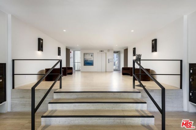 949 N Kings Road, West Hollywood CA: https://media.crmls.org/mediaz/2a77323e-49ff-4efb-98a3-05ab299a7c97.jpg