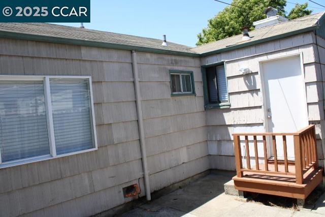835 33Rd St, Richmond CA: https://media.crmls.org/mediaz/2a775b8f-748f-46c3-8bc5-913400131ccd.jpg