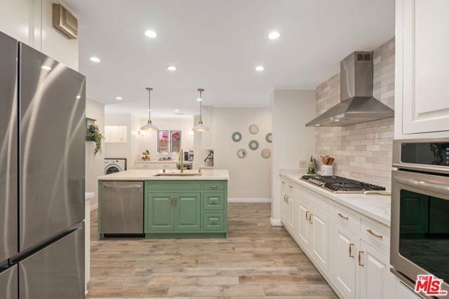 521 S Parish Place, Burbank CA: https://media.crmls.org/mediaz/2a776658-61ea-4053-8f0d-cd17f3c9a5aa.jpg