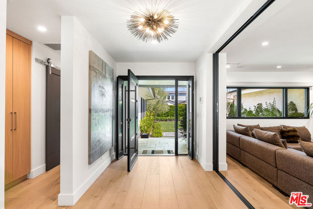 4961 Noeline Avenue, Encino CA: https://media.crmls.org/mediaz/2a781193-680a-4e47-a937-b57a1d850125.jpg