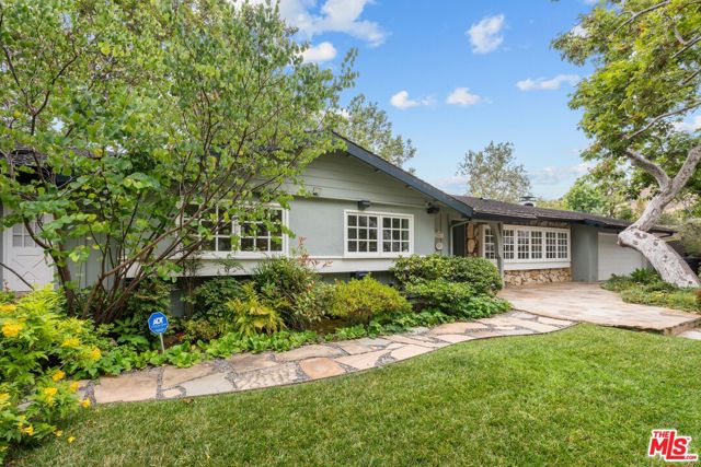 30604 Sicomoro Drive, Malibu CA: https://media.crmls.org/mediaz/2a78ec1b-b68e-4ca0-8992-0f90b5c39e9e.jpg