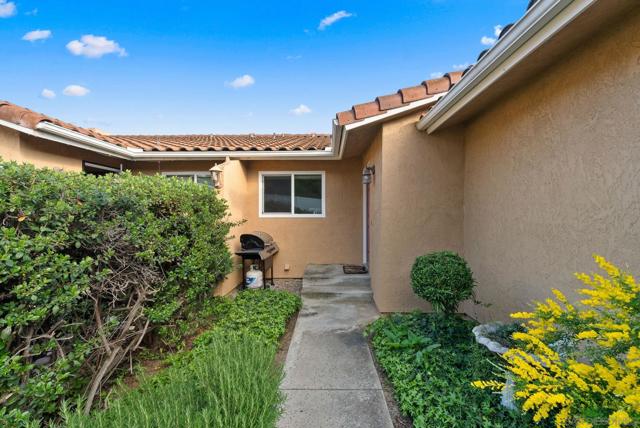 31909 Del Cielo Este, Bonsall CA: https://media.crmls.org/mediaz/2a799060-a188-4cbc-91d0-83ec7b710c76.jpg