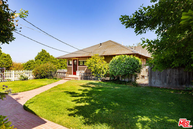 13721 W Telegraph Road, Santa Paula CA: https://media.crmls.org/mediaz/2a79d9bc-ff72-4521-93b6-d206c2c1af05.jpg