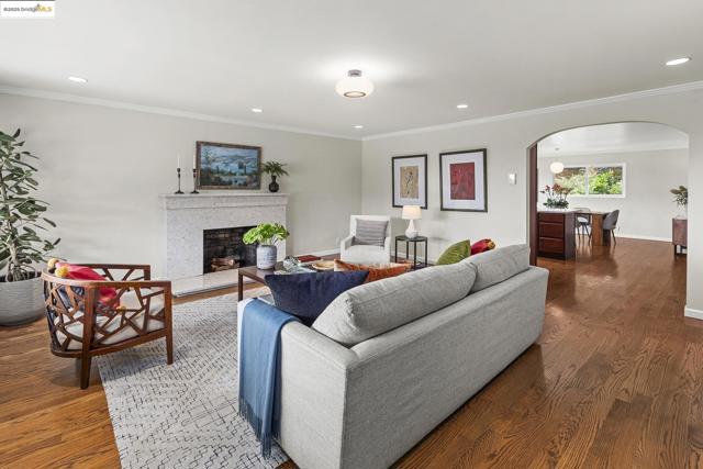 21 Maggiora Ct, Oakland CA: https://media.crmls.org/mediaz/2a79f25a-917c-43c0-bee1-6adcfc664528.jpg