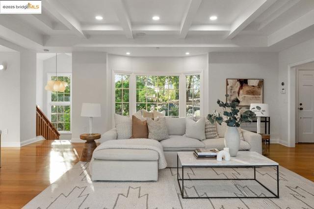 6452 Ascot Dr, Oakland CA: https://media.crmls.org/mediaz/2a7a7800-f801-4963-8328-3c5c878853ba.jpg