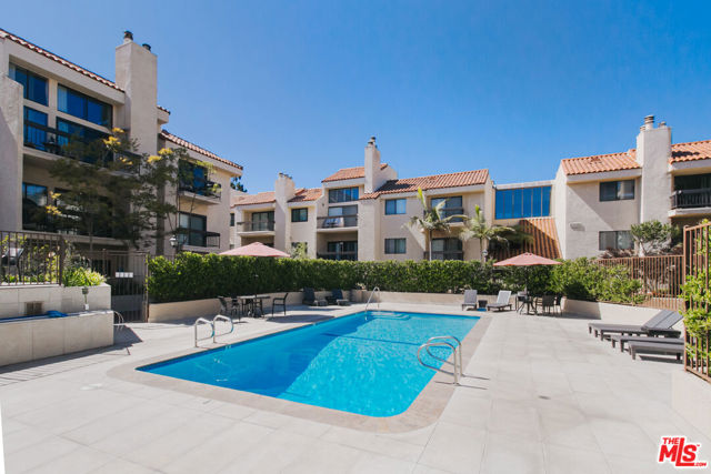 8180 Manitoba Street, Playa del Rey CA: https://media.crmls.org/mediaz/2a7aecc0-4517-4902-9b0e-aa450d807ee0.jpg