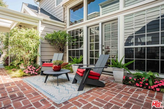 13080 Mindanao Way, Marina del Rey CA: https://media.crmls.org/mediaz/2a7b61e5-7a11-418c-9542-54662f888390.jpg