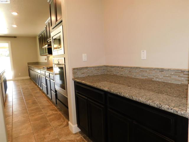 1090 Lavender St, Manteca CA: https://media.crmls.org/mediaz/2a7b630e-4150-428e-8368-6298c200d6f7.jpg