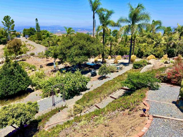 2073 Elevado Rd, Vista CA: https://media.crmls.org/mediaz/2a7bf1a8-3456-4e2b-a210-0e92eec321f0.jpg