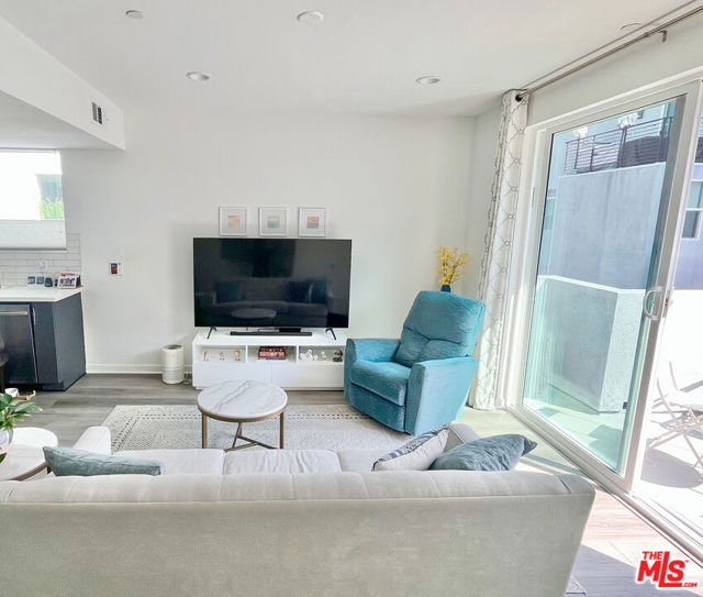 2927 1/2 Denby Avenue, Los Angeles CA: https://media.crmls.org/mediaz/2a7c70e2-e4c9-4320-bba0-b83e74e1188a.jpg