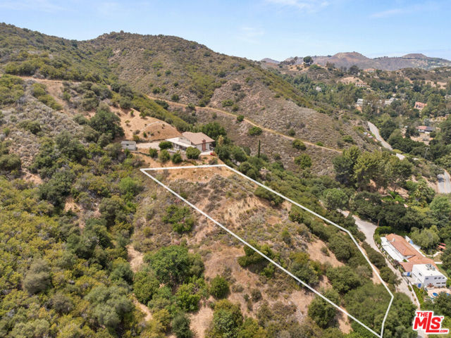 24677 Dry Canyon Cold Creek Road, Calabasas CA: https://media.crmls.org/mediaz/2a7c7fb6-6661-4478-9ddb-b73bd66a8e0d.jpg