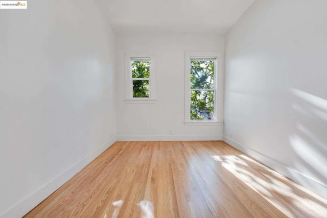 1238 12Th St, Oakland CA: https://media.crmls.org/mediaz/2a7cb9c0-3afa-458a-8278-6e05a56c0e45.jpg