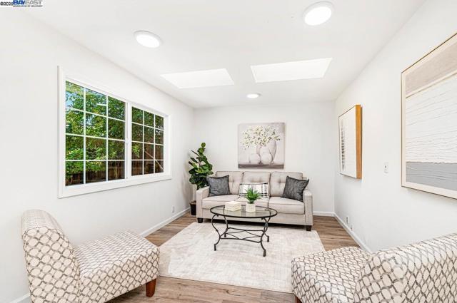 954 Crellin Rd, Pleasanton CA: https://media.crmls.org/mediaz/2a7ccdc6-16ae-40df-ae2a-004b340dffd9.jpg